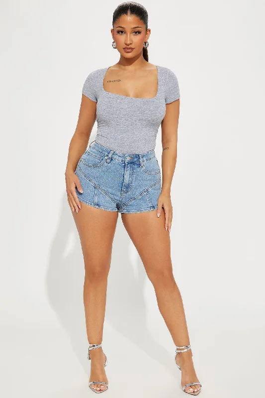 finesse-seamed-stretch-denim-shorts-light-wash