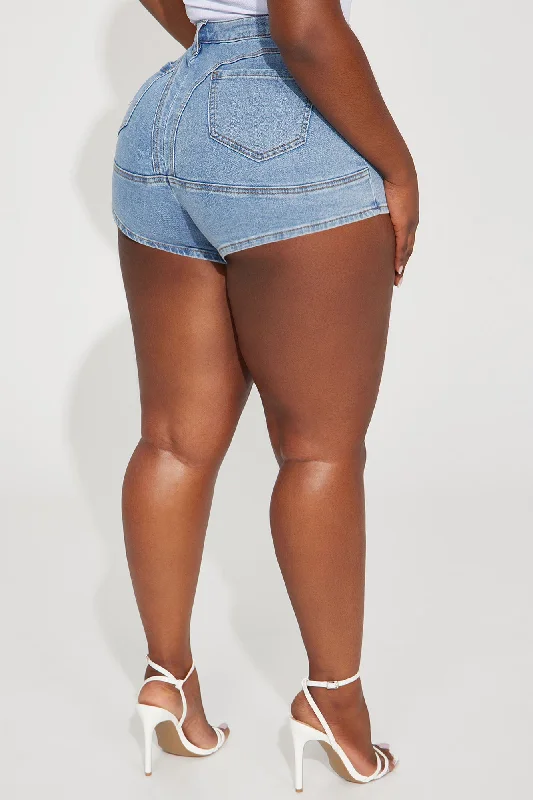 finesse-seamed-stretch-denim-shorts-light-wash